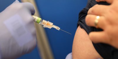 I vaccini contro il coronavirus potranno causare lievi effetti collaterali, e non c'è nulla di strano
