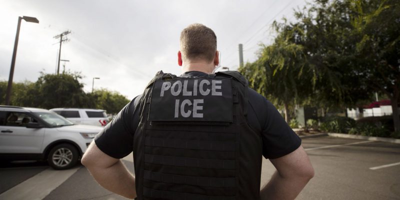 Un ufficiale dell'agenzia ICE durante un'operazione a Escondido, in California, nel luglio 2019 (AP Photo/Gregory Bull, File)