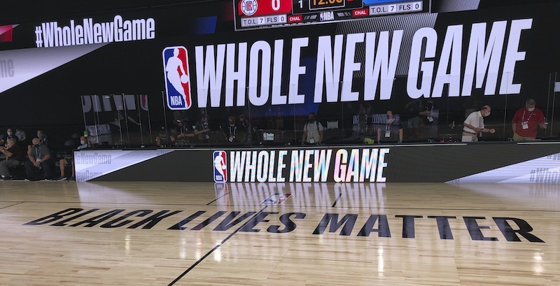 «Uno sport tutto nuovo», lo slogan della NBA durante la pandemia. (AP Photo/Tim Reynolds)