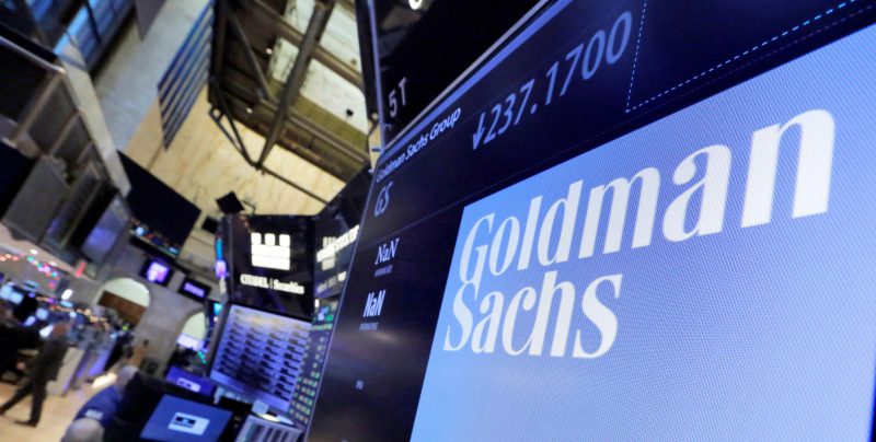 Il logo di Goldman Sachs sul terminale di una postazione di trading alla Borsa di New York (AP Photo/Richard Drew, File)