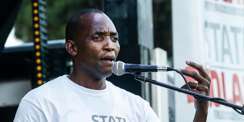 Aboubakar Soumahoro agli Stati Popolari dei lavoratori "invisibili", Piazza San Giovanni, Roma, 5 luglio 2020 (ANSA/FABIO FRUSTACI)