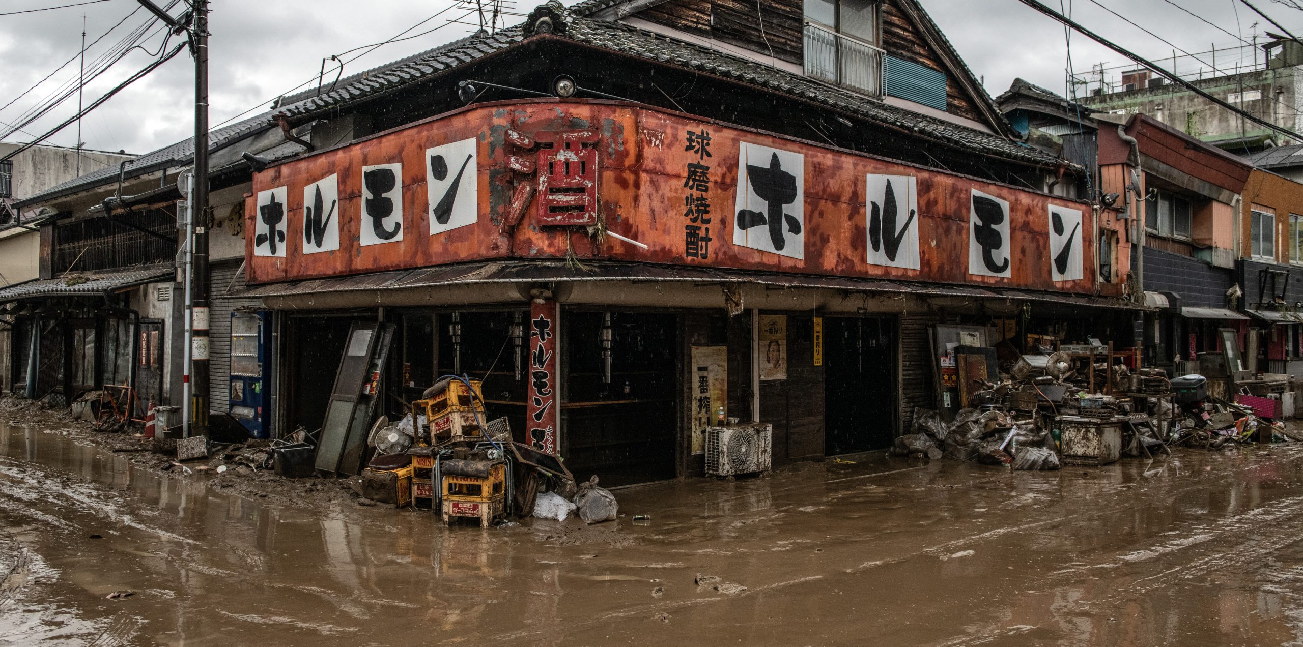 Un ristorante colpito dalla piena del fiume Kuma a Hitoyoshi, in Giappone, 5 luglio 2020 (Carl Court/Getty Images)