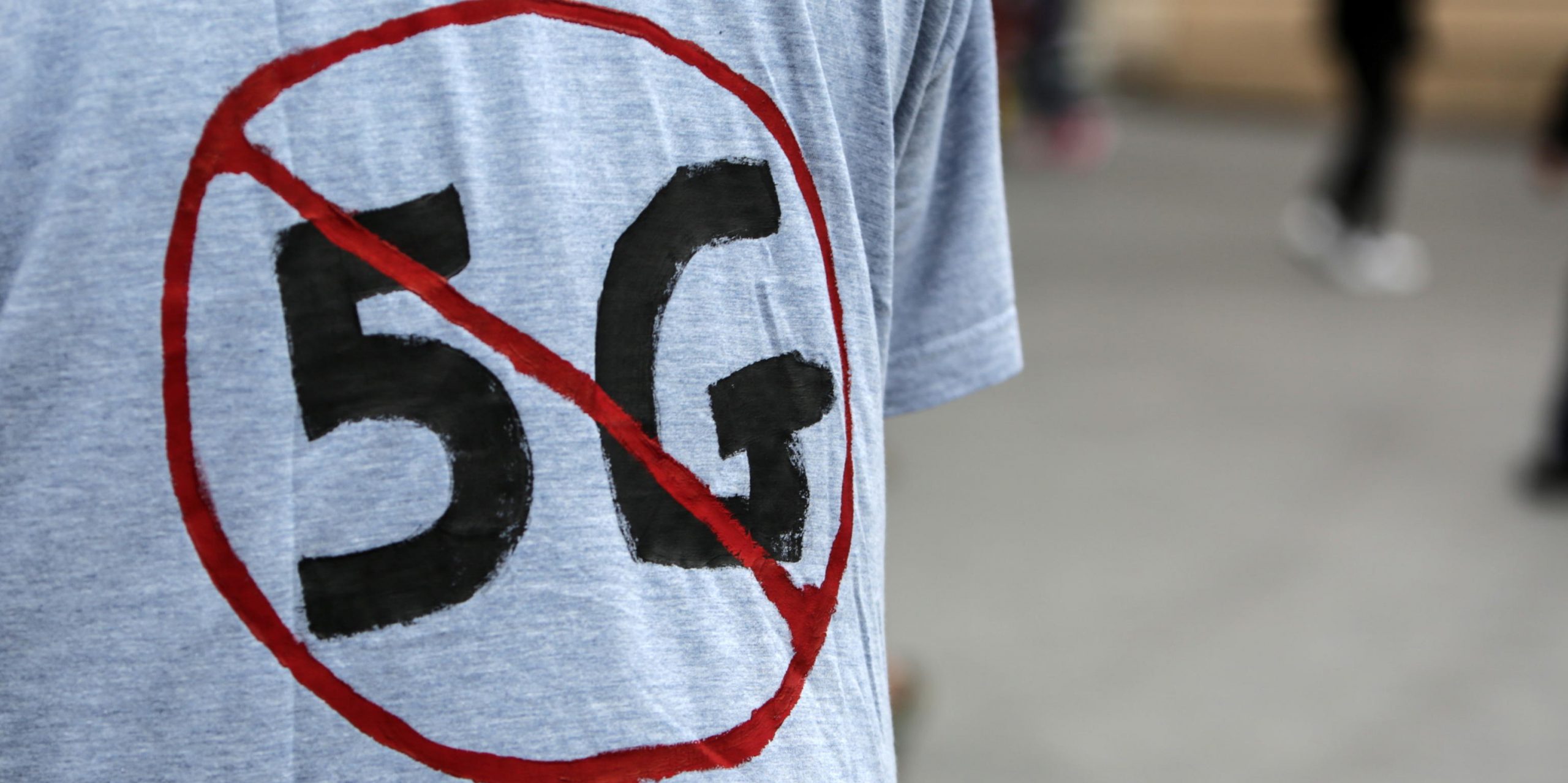 
La maglietta indossata da un attivista anti-5G durante una manifestazione alla stazione centrale di Bruxelles, in Belgio, il 4 luglio 2020 (EPA/Aris Oikonomou EPA-EFE/Aris Oikonomou)