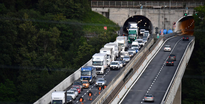 La coda sul viadotto Torrente Bisagno in direzione Genova sulla A12, il 10 giugno. (ANSA/LUCA ZENNARO)