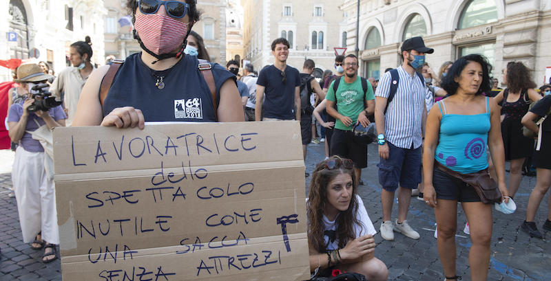 Un manifestante alla protesta dei lavoratori dello spettacolo in piazza Santi Apostoli a Roma, il 27 giugno. (ANSA/CLAUDIO PERI)