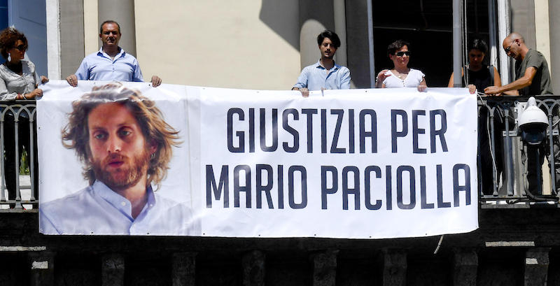Uno striscione dedicato a Mario Paciolla sulla facciata del Comune di Napoli (ANSA / CIRO FUSCO)