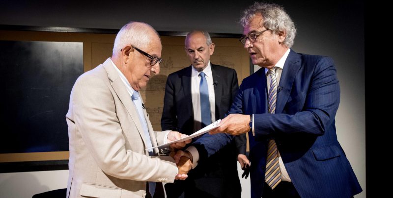 Salo Muller, superstite dell'Olocausto, con Job Cohen e Roger van Boxtel della NS, la principale società di trasporto pubblico olandese, nel giugno 2019 (EPA/KOEN VAN WEEL)