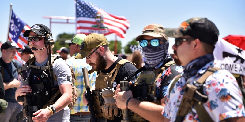 Un gruppo di militanti appartenenti al movimento "Boogaloo" sabato 6 giugno 2020 a Odessa, in Texas, negli Stati Uniti (Eli Hartman/Odessa American tramite AP)