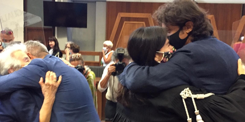 Marco Cappato e Mina Welby dopo l'assoluzione nel processo a Massa per la morte di Davide Trentini (ANSA/MANUELA D'ANGELO)