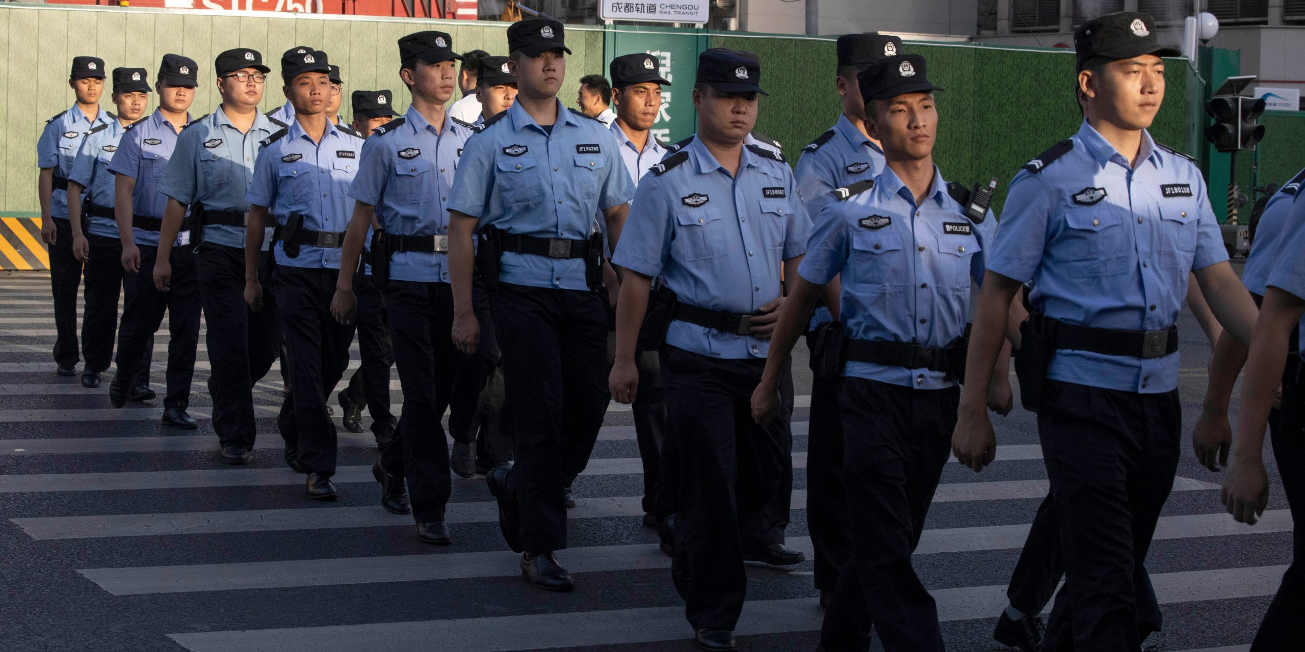 La polizia cinese schierata prima dell'ingresso nell'ex consolato statunitense di Chengdu, 27 luglio 2020 (AP /Ng Han Guan)