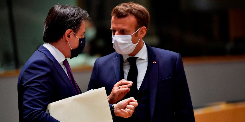 Il presidente del consiglio italiano Giuseppe Conte e il presidente francese Emmanuel Macron al Consiglio Europeo di Bruxelles il 20 luglio 2020 (John Thys, Pool Photo via AP)