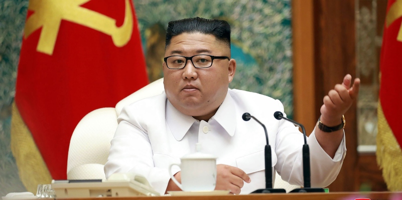 Il presidente nordcoreano Kim Jong-Un durante una riunione d'emergenza sul primo caso sospetto di coronavirus nel paese, in un'immagine fornita dal governo. Pyongyang, Corea del Nord, sabato 25 luglio 2020 (Korean Central News Agency/Korea News Service via AP)