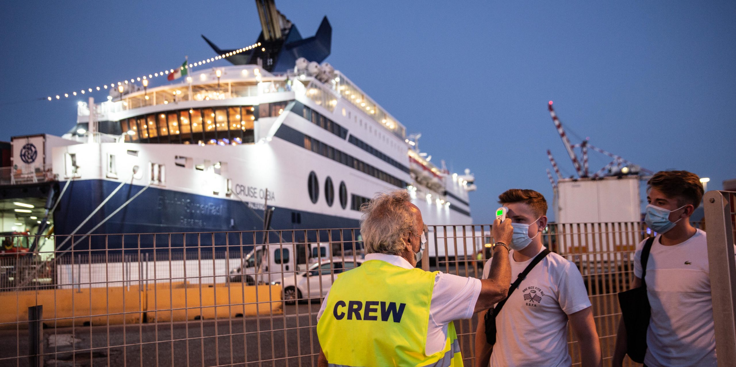 
Controlli della temperatura corporea da parte del personale di terra di un traghetto Grimaldi Lines per Olbia, in Sardegna, con partenza da Livorno, il 1° luglio 2020 (ANSA/MAX CAVALLARI)
