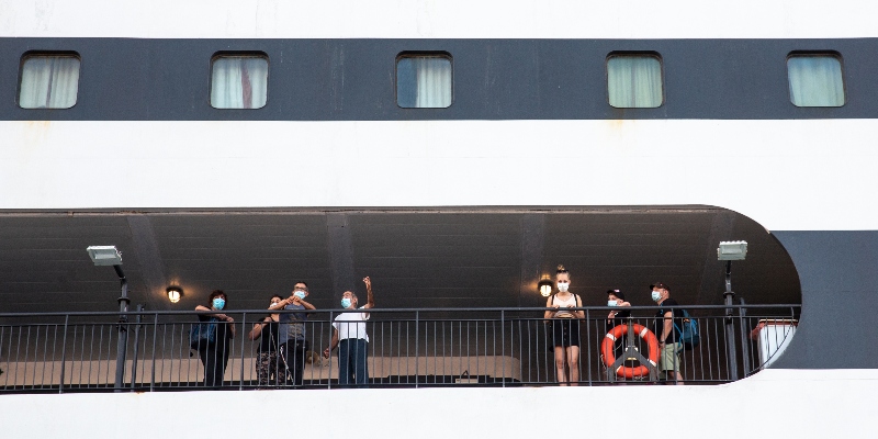 Passeggeri con le maschere in partenza da Olbia su un traghetto, l'8 luglio 2020 (Max Cavallari / Getty Images)