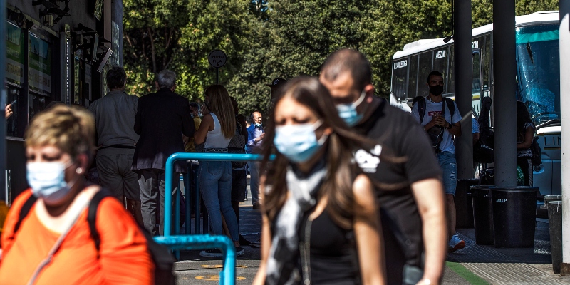 Turisti con la mascherina protettiva alla stazione degli autobus Tiburtina di Roma, il 27 luglio 2020 (ANSA/ANGELO CARCONI)
