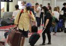 Il governo ha abolito il divieto dell'uso delle cappelliere per i bagagli a mano sugli aerei di linea