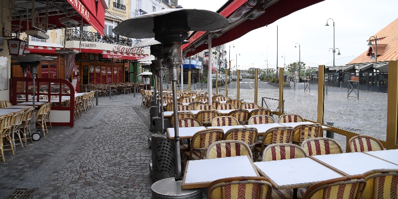 Il dehors di un ristorante di Parigi con i cosiddetti "funghi" utilizzati per il riscaldamento (Pascal Le Segretain/Getty Images)