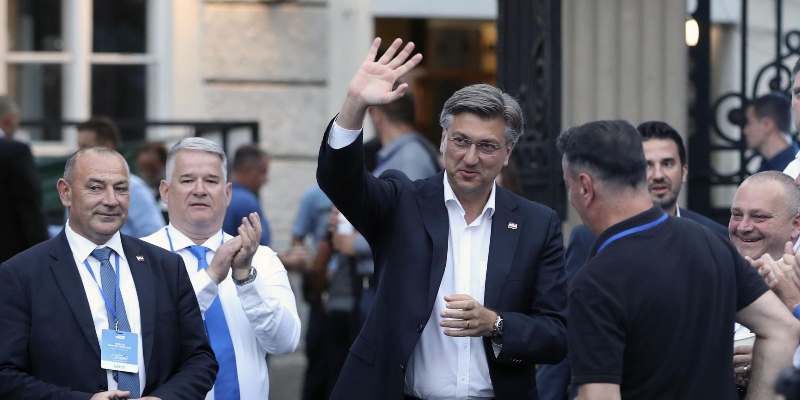 Il primo ministro croato Andrej Plenkovic esulta al quartier generale del suo partito a Zagabria, in Croazia, domenica 5 luglio 2020 (Foto AP) 