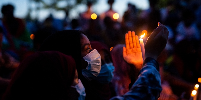 Persone riunite per una veglia a lume di candela in memoria del musicista e attivista Hachalu Hundessa presso l'edificio della Comunità Oromo del Minnesota il 30 giugno 2020 a St. Paul, Minnesota (Stephen Maturen/Getty Images)