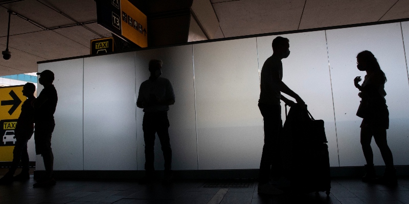 Passeggeri con la mascherina in attesa dell'imbarco all'aeroporto Fiumicino di Roma il 3 giugno (AP/Alessandra Tarantino)