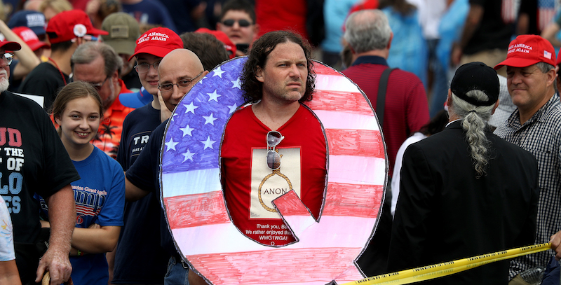 Un sostenitore di QAnon a un comizio di Donald Trump. (Rick Loomis/Getty Images)