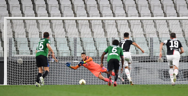 Uno dei due rigori segnati da Cristiano Ronaldo contro l'Atalanta. (Valerio Pennicino/Getty Images)