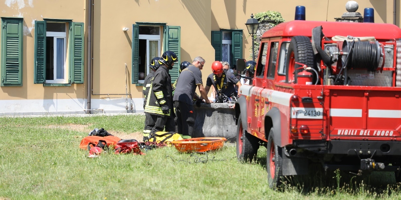 
L'intervento dei vigili del fuoco per il recupero del corpo del dodicenne caduto in un pozzo profondo una trentina di metri nel parco Coronini Cromberg a Gorizia, 22 luglio 2020 (ANSA/ PIERLUIGI BUMBACA)