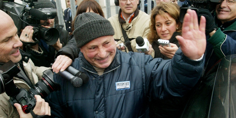 Graziano Mesina mentre esce dal carcere di Voghera dopo aver ottenuto la grazia dal presidente della Repubblica Carlo Azeglio Ciampi, il 25 novembre del 2004 (Ansa/FABRIZIO RADAELLI)