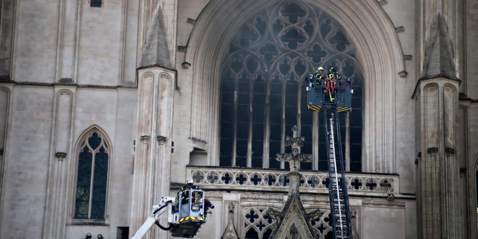 Una persona ha confessato di aver provocato l'incendio della cattedrale di Nantes del 18 luglio