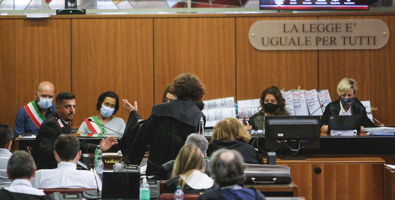 Andrea Varriale, a sinistra, durante l'udienza di giovedì. (AP Photo/Riccardo De Luca/Lapresse)