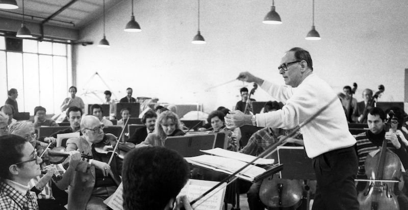 Ennio Morricone con l'orchestra del Teatro Regio nel 1988. (LaPresse Torino/Archivio Storico)