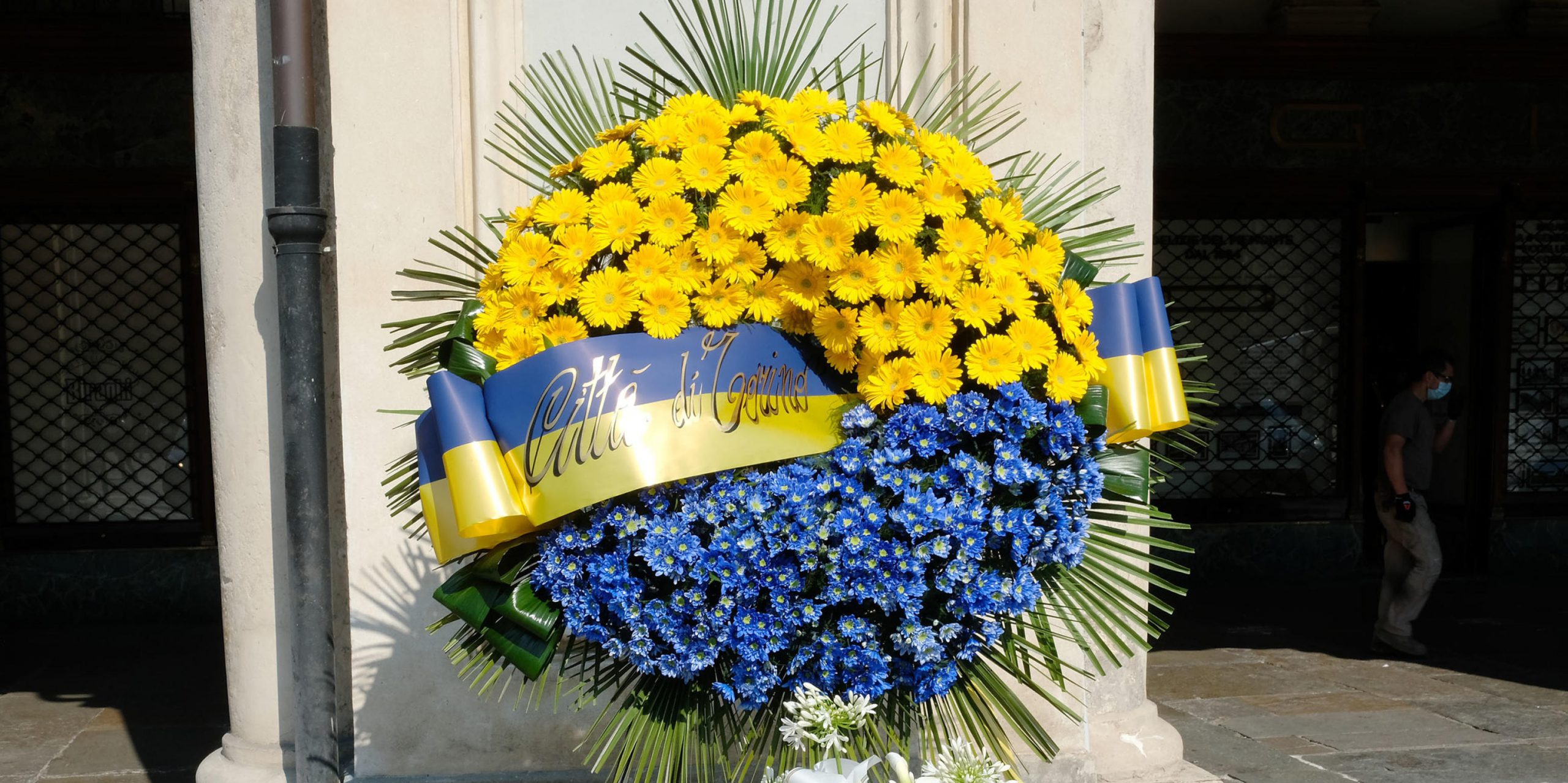 Una corona di fiori per le due vittime, Erika Pioletti e Marisa Amato, della tragedia di piazza San Carlo avvenuta durante la finale di Champions League del 3 giugno 2017. Torino, 3 giugno 2010 (ANSA/ALESSANDRO DI MARCO)