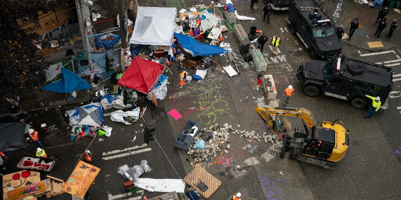 Lo sgombero dell'area occupata dai manifestanti antirazzisti nel centro di Seattle. 1° luglio 2020 
(David Ryder/Getty Images)