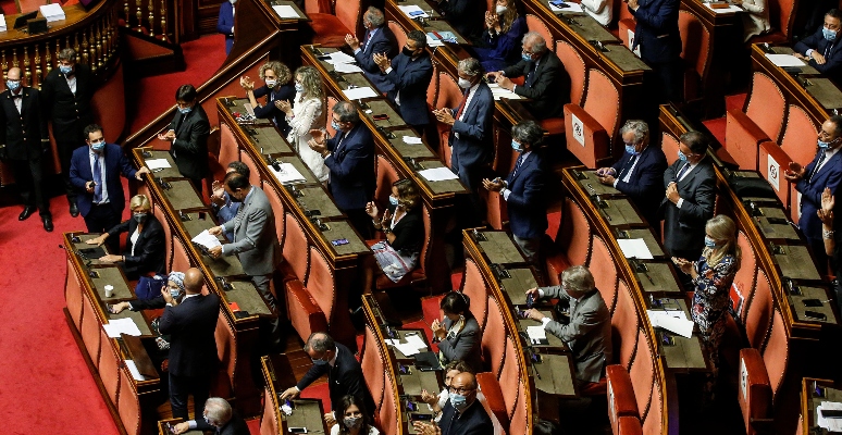 Applausi nell'aula del Senato dopo il voto sullo scostamento di bilancio, Roma, 29 luglio 2020 (ANSA/FABIO FRUSTACI)