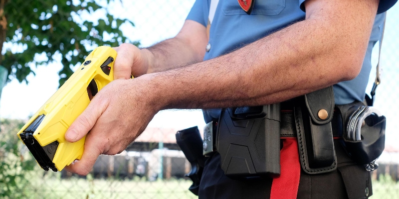 La presentazione della nuova pistola elettrica "Taser" in dotazione alle forze dell'ordine presso il comando regionale dei Carabinieri di Torino, 4 settembre 2018 ANSA/ (ALESSANDRO DI MARCO)