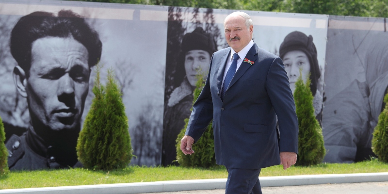 Il presidente bielorusso Alexander Lukashenko, a Rzhev, circa 200 chilometri a nord-ovest di Mosca, in Russia, il 30 giugno 2020 (Mikhail Klimentyev, Sputnik, Foto del Cremlino via AP)