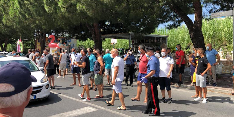 La protesta contro i 13 migranti positivi al coronavirus accolti ad Amantea, in provincia di Cosenza, il 12 luglio 2020 (ANSA)