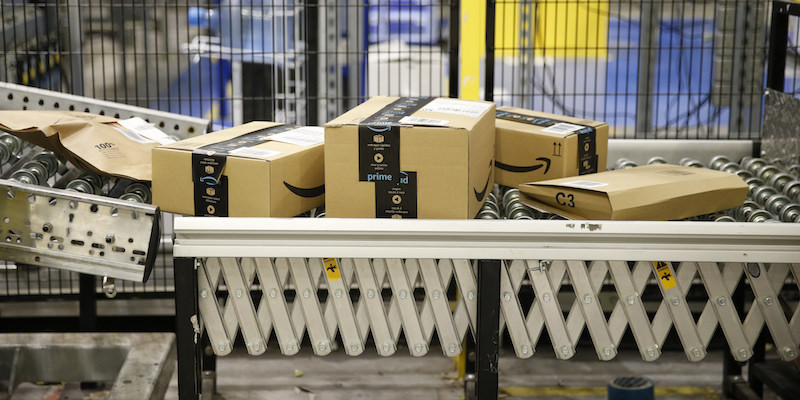 Scatole nel magazzino di Amazon di Peterborough, in Inghilterra (Hollie Adams/Getty Images)
