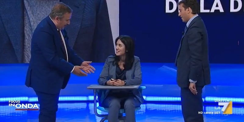 La ministra Azzolina ha provato un banco con le ruote