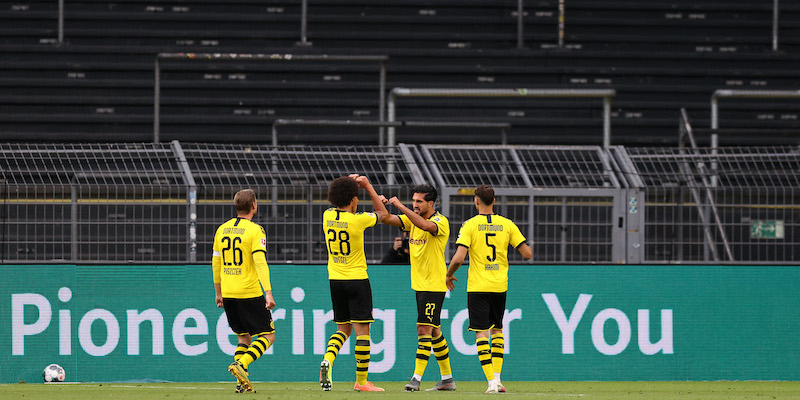 Il Borussia Dortmund davanti agli spalti vuoti del Signal Iduna Park (Lars Baron/Getty Images)