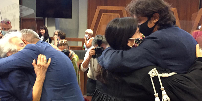 Marco Cappato e Mina Welby si abbracciano con gli avvocati dopo l'assoluzione nel processo per la morte di Davide Trentini, Massa, 27 luglio 2020 (ANSA/MANUELA D'ANGELO)