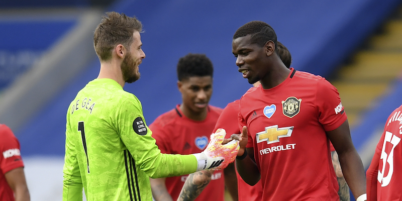 David de Gea e Paul Pogba dopo la vittoria a Leicester all'ultima giornata di Premier League (Michael Regan/Pool via AP)