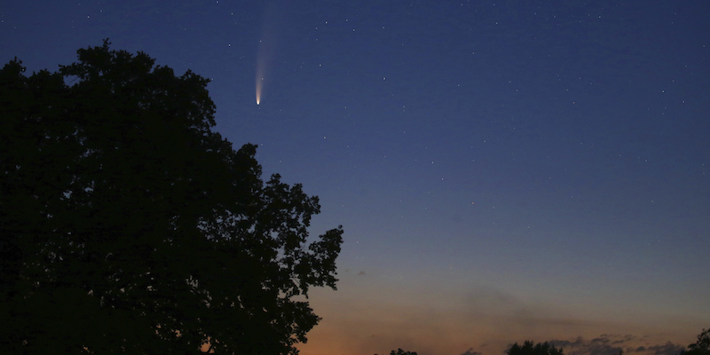 La cometa Neowise nel cielo di Bad Wörishofen, in Germania, il 12 luglio 2020 (La Presse/APImages/Karl-Josef Hildenbrand/dpa via AP)