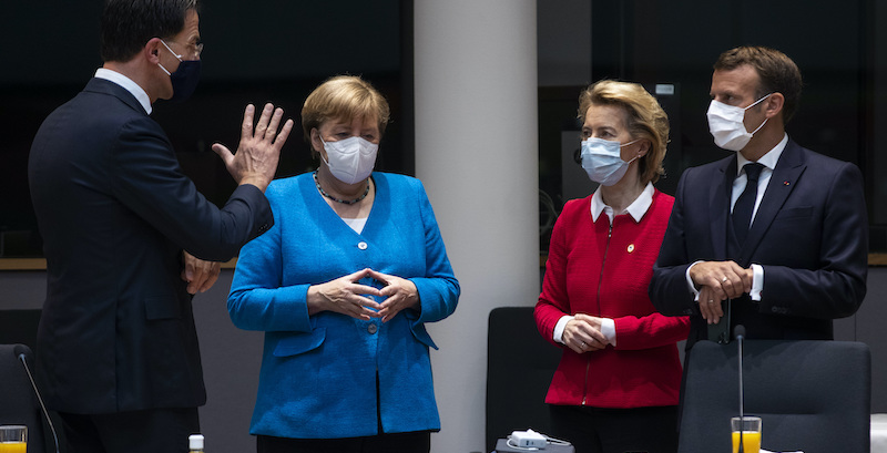 Da sinistra a destra: il primo ministro olandese Mark Rutte, la cancelliera tedesca Angela Merkel, la presidente della Commissione europea Ursula von der Leyen, e il presidente francese Emmanuel Macron a Bruxelles (AP Photo/Francisco Seco, Pool)