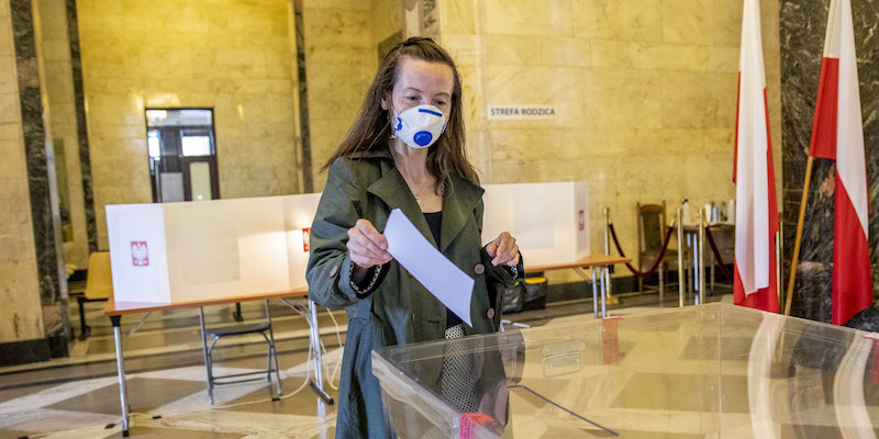 Una cittadina polacca vota alle elezioni presidenziali del 12 giugno 2020 a Varsavia (Maja Hitij/Getty Images)