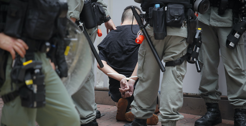 Un uomo viene arrestato durante la manifestazione di mercoledì a Hong Kong (AP Photo/Kin Cheung)