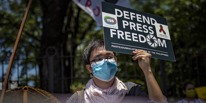 Un fotogiornalista di ABS-CBN partecipa a una manifestazione per la libertà di stampa fuori dalla Camera dei Deputati delle Filippine, a Quezon, il 6 luglio 2020 (Ezra Acayan/Getty Images)