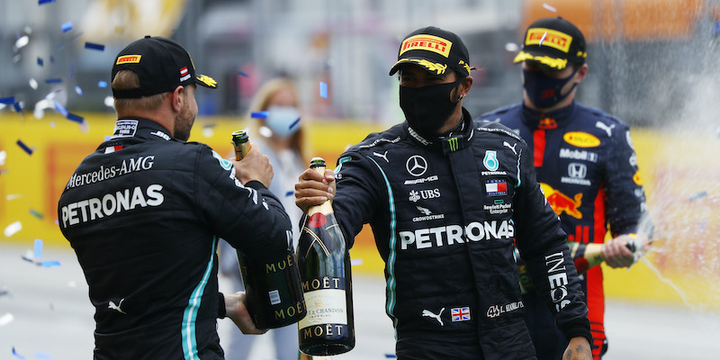 Lewis Hamilton con il compagno di squadra Bottas dopo la vittoria del Gran Premio della Stiria (Leonhard Foeger/Pool via Getty Images)