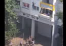 Il video di due bambini lanciati dal terzo piano e presi al volo per sfuggire a un incendio a Grenoble