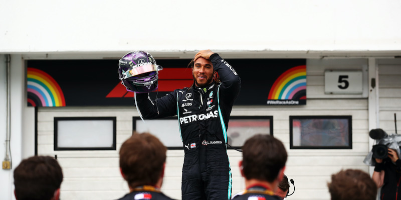 Lewis Hamilton nel paddock dopo la vittoria del Gran Premio d'Ungheria (Bryn Lennon/Getty Images)